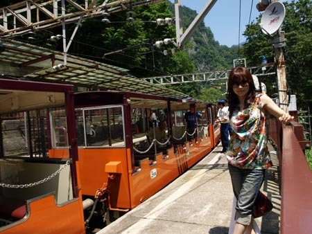 1 富山 トロッコの前のワタナベ.jpg