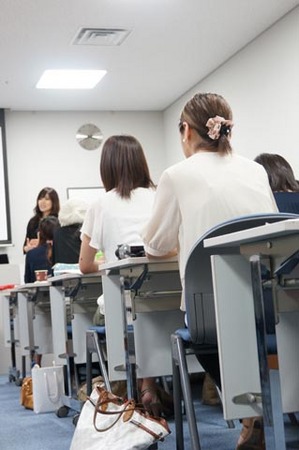 1高松 ワタナベと机.jpg