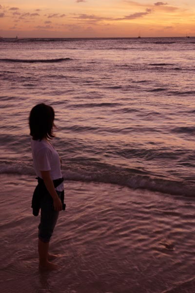 ハワイ 海を見つめる.jpg